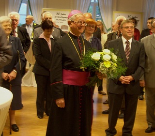 Foto vom Blumenstrauß der Kommunionkinder für den Bischof