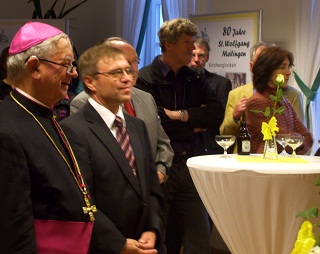 Foto von Bischof Dammertz mit Herrn Helfert und Festgästen