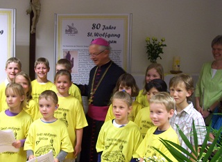 Foto von Bischof Dammertz mit den Wolfgangspatzen