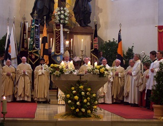 Foto der Priester beim Glaubensbekenntnis