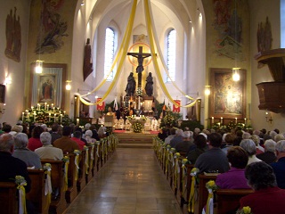 Foto der vollbesetzten Kirche beim Festgottesdienst