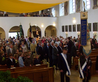 Foto vom Einzug der Fahnenabordnungen