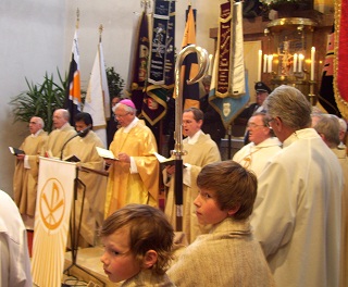 Foto der Priester bei der Feier des Festgottesdienstes