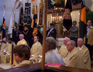 Foto der Priester bei der Feier des Festgottesdienstes