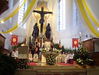 Foto der Priester und Ministranten während der Predigt