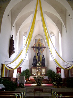 Foto vom festgeschmückten Altarraum