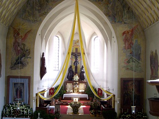 Foto vom festgeschmückten Kirchenraum