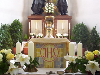 Foto vom festgeschm&uuml;ckten Volksaltar