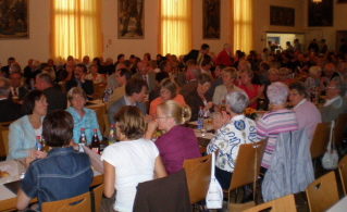 Foto von Gästen in der Gemeindehalle