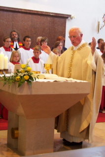 Foto von Pfarrer Zettler am Altar beim Abschiedsgottesdienst