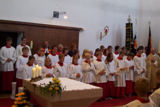 Foto von vielen Ministranten beim Abschiedsgottesdienst