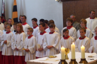 Foto von vielen Ministranten beim Abschiedsgottesdienst