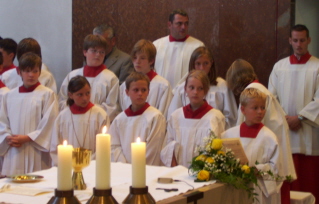 Foto von vielen Ministranten beim Abschiedsgottesdienst
