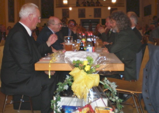 Foto von Ehrengästen am Tisch von Pfarrer Zettler