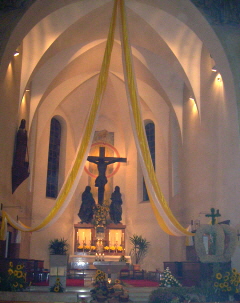 Foto vom feierlich geschmückten Chorraum in unserer Kirche