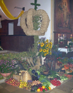 Foto vom Erntedankaltar in unserer Kirche