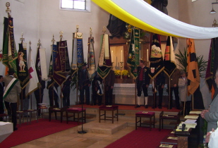 Foto der Fahnenabordnungen aus der PG