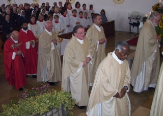 Foto vom feierlichen Einzug von Pater Johnson