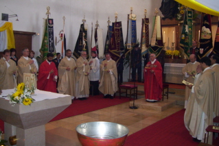 Foto von Pater Johnson unter seinen Mitbr&uuml;dern