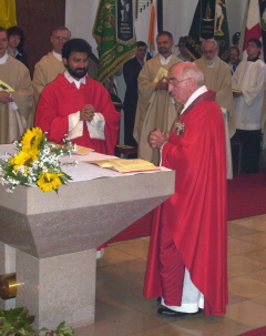Foto von der Ausdeutung des Priesteramtes durch Pater Johnson