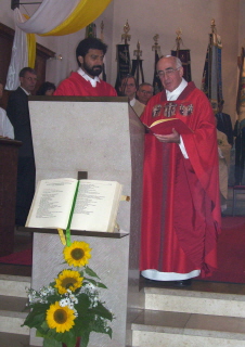 Foto von der Amtseinf&uuml;hrung am Ambo