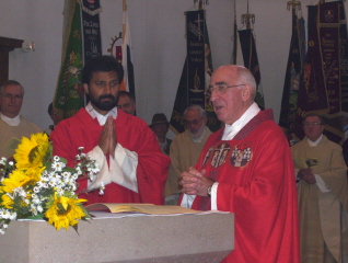 Foto von der Amtseinf&uuml;hrung am Tisch des Brotes