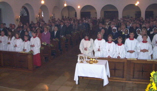 Foto von Gottesdienstbesuchern und Ministranten