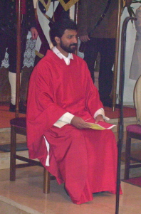 Foto vom zuh&ouml;renden Pfarrer Johnson