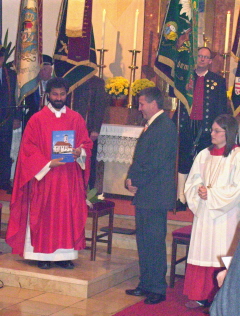 Foto von der &Uuml;bergabe des Herbertshofener Buches