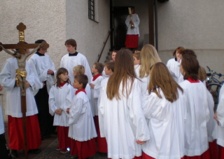 Foto von den Ministranten vor dem gro&szlig;en Einzug