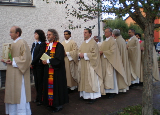 Foto von den Priestern vor dem großen Einzug