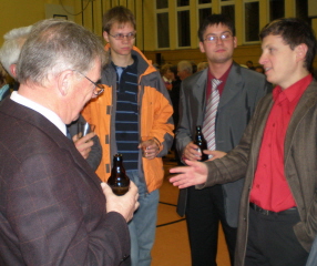 Foto von Herrn Schaffer mit seinen Ministranten