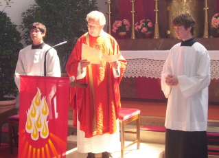 Foto von der Verlesung der Urkunden durch Pfarrer Hihler