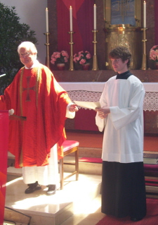 Foto von der &Uuml;bergabe der Urkunde an Benjamin