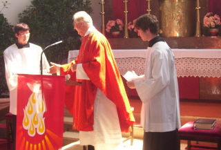 Foto von der &Uuml;bergabe der Urkunde an Christian