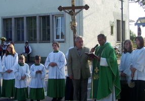 Foto vom Gebet bei der Fahrzeugsegnung am Bahnhof