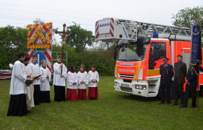 Foto von der Feuerwehrfahrzeugweihe