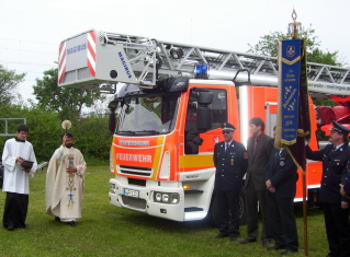 Foto von der Feuerwehrfahrzeugweihe