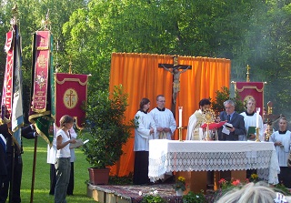 Foto vom Fronleichnamsaltar im Grundschulpark