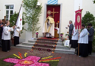 Foto vom Fronleichnamsaltar von Kolping vor dem Pfarrheim