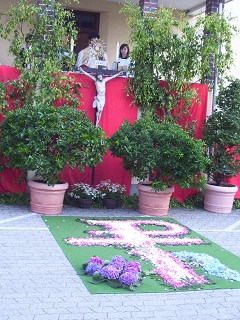 Foto vom Fronleichnamsaltar vor dem St.-Martha-Heim