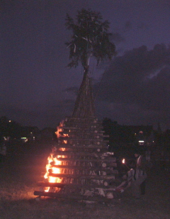 Foto vom Entz&uuml;nden des Johannifeuers durch Pfarrer Johnson