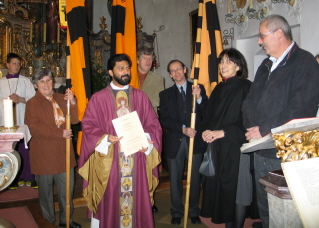 Foto von Vertretern der KAB und von Pfarrer Johnson mit der Verleihungsurkunde