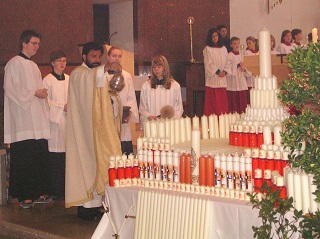 Foto von der Beweihräucherung der Kerzen durch Pfarrer Johnson