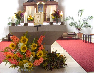 Foto der Kräuterbuschen als Altarschmuck