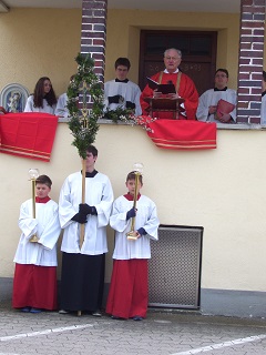 Foto von Pfarrer Hihler vor dem Christk&ouml;nigs-Institut