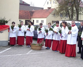 Foto von der Palmweihe vor dem Christk&ouml;nigs-Institut