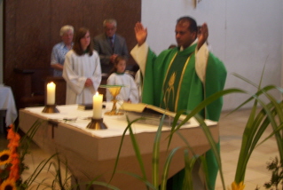 Foto von Kaplan Soni bei der Gabenbereitung