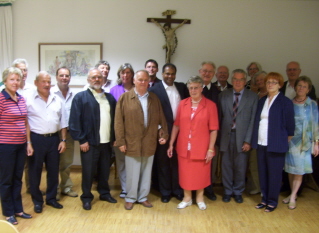 Foto von Kaplan Soni mit dem Pfarrgemeinderat