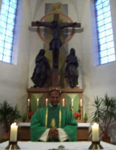 Foto von Kaplan Soni vor dem Altar in unserer Pfarrkirche